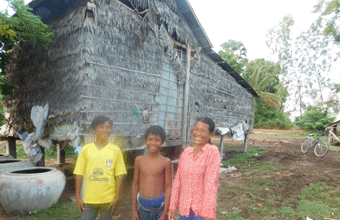 Helen, Roger, Michael & Sara (Australia) - Toting Thngai, Reuseylok - December 2016 - Well No. 346