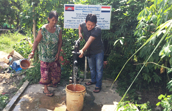 Sarah, Poppy & Sage Cullen (Amsterdam, Netherlands) - Thnal Dach - Preah Dak - May 2017 - Well No.376