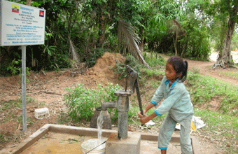 ALBRECHT-RUIZ family (Ben, Gaby & Rafi) [U.K. & Ecuador]. (Kok Veal village). April 2012. Wells No.73