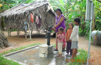 Anthony LAMBERT (New Zealand). June 2012. Phnom Dei village. Well No.89