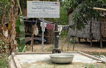 Roger, Karen and Tess Edgley (USA). Dec 2014. Kok Sramor, Lvea commune. Medium Well No.271