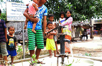 Roger, Karen and Tess Edgley (USA). Dec 2014. Kok Sramor, Lvea commune. Medium Well No.271