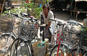 Jim & Kyra Parkhurst (United State). Roka & Ta Eiy village. Dec 2012. Well No.141-140
