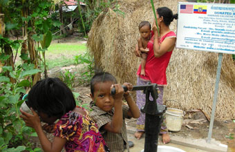 SANTANA-ANDRADE Family & ANDRADE-CALVACHE family (Ecuador - USA). April 2012. (Kok Knang village). Wells No.71
